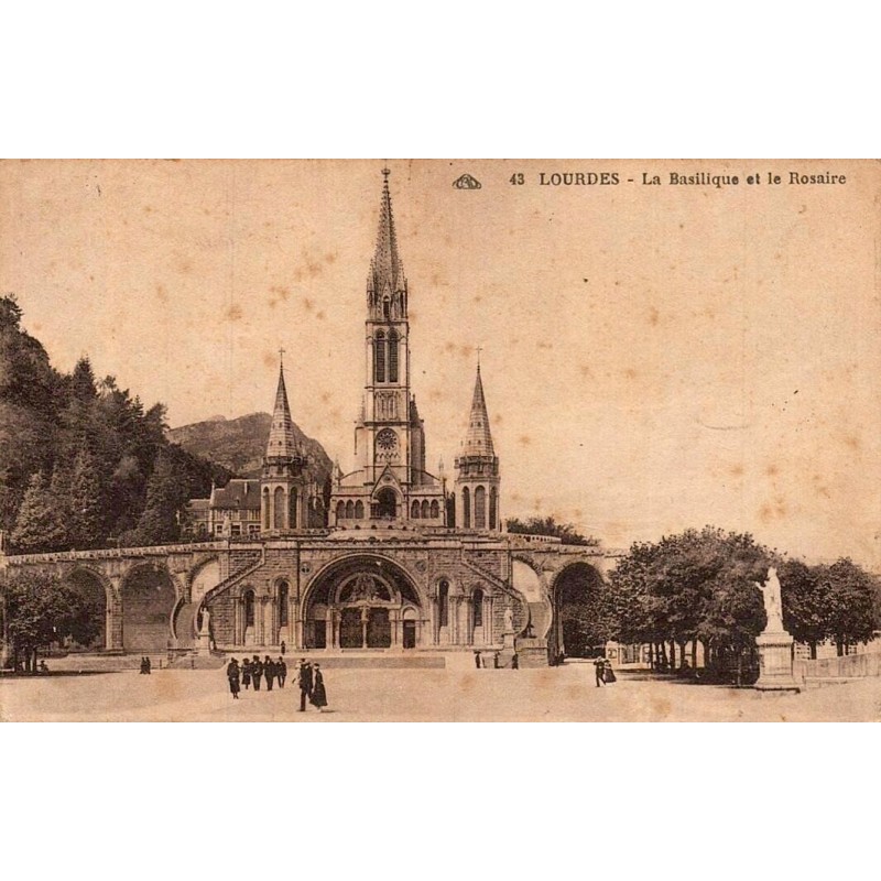 Carte postale ancienne de Lourdes montrant la basilique et le Rosaire, vue de face, édition Arts Photomécaniques Strasbourg.