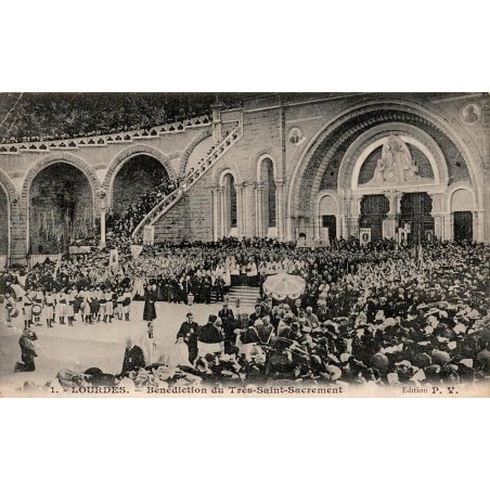 Carte postale ancienne de Lourdes montrant la bénédiction du Très-Saint-Sacrement devant la basilique, voyagée en 1906.