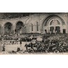 Carte postale ancienne de Lourdes montrant la bénédiction du Très-Saint-Sacrement devant la basilique, voyagée en 1906.