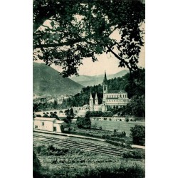 Carte postale ancienne de Lourdes montrant la basilique et la vallée d'Argelès, édition Marcel Delboy.