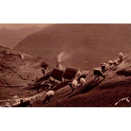 Carte postale ancienne Gavarnie avec bergerie fumante et troupeau de moutons en montagne.