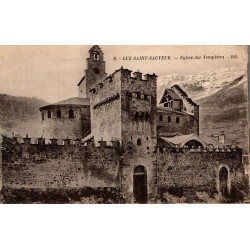 Carte postale ancienne de Luz-Saint-Sauveur montrant l'Église des Templiers fortifiée.