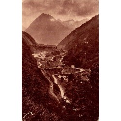 Carte postale ancienne de Cauterets montrant la Route de Pierrefitte et les lacets du Limaçon dans les Pyrénées