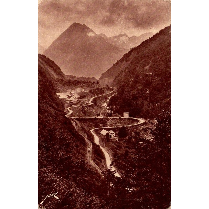 Carte postale ancienne de Cauterets montrant la Route de Pierrefitte et les lacets du Limaçon dans les Pyrénées