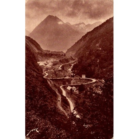 Carte postale ancienne de Cauterets montrant la Route de Pierrefitte et les lacets du Limaçon dans les Pyrénées