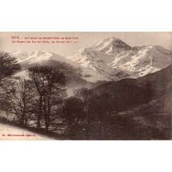 Carte postale ancienne de Bagnères-de-Bigorre montrant le massif du Pic du Midi enneigé en hiver