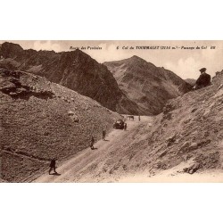 Carte postale ancienne du col du Tourmalet montrant le passage du col avec automobile et promeneurs