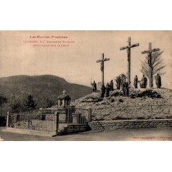 Carte postale ancienne de Lourdes représentant la XIIᵉ station du Calvaire avec les trois croix de la Crucifixion