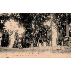 Carte postale ancienne de Lourdes représentant la Xᵉ station du Calvaire, Jésus est dépouillé de ses vêtements