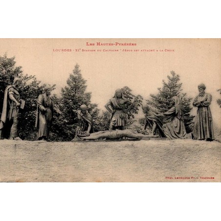 Carte postale ancienne de Lourdes représentant la XIᵉ station du Calvaire, Jésus est attaché à la Croix