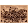 Carte postale ancienne Bordeaux Monument des Girondins groupe nord détail