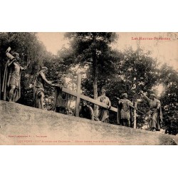 Carte postale ancienne de Lourdes représentant la VIIᵉ station du Calvaire, Jésus tombe pour la seconde fois