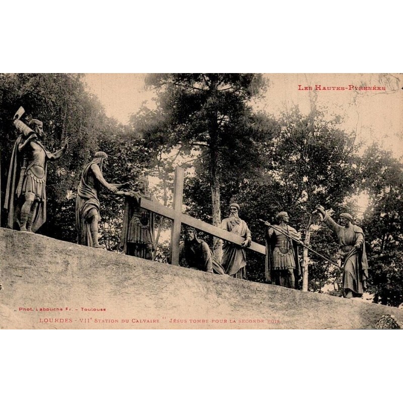 Carte postale ancienne de Lourdes représentant la VIIᵉ station du Calvaire, Jésus tombe pour la seconde fois