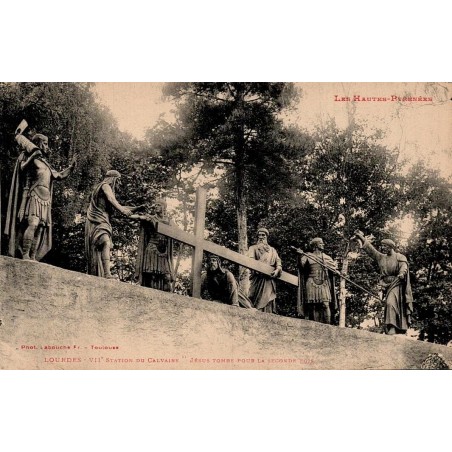 Carte postale ancienne de Lourdes représentant la VIIᵉ station du Calvaire, Jésus tombe pour la seconde fois