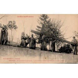 Carte postale ancienne de Lourdes représentant la VIᵉ station du Calvaire où Véronique essuie le visage de Jésus