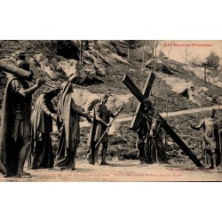 Carte postale ancienne de Lourdes représentant la IVᵉ station du Calvaire où Jésus rencontre sa Très Sainte Mère