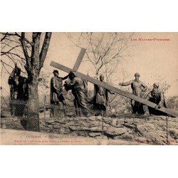Carte postale ancienne de Lourdes montrant la Vᵉ station du Calvaire avec Simon le Cyrénéen aidant Jésus