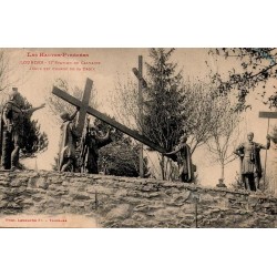 Carte postale ancienne de Lourdes représentant la IIᵉ station du Calvaire où Jésus est chargé de sa Croix

Title