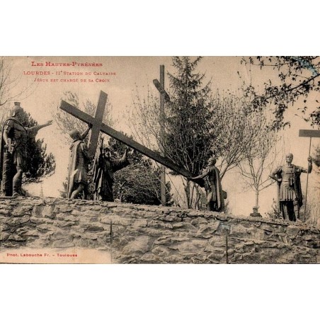 Carte postale ancienne de Lourdes représentant la IIᵉ station du Calvaire où Jésus est chargé de sa Croix

Title