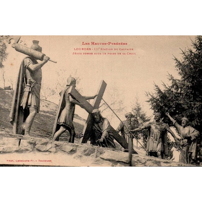 Carte postale ancienne de Lourdes représentant la IIIᵉ station du Calvaire où Jésus tombe sous le poids de sa Croix