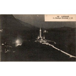 Carte postale ancienne de Lourdes montrant la basilique illuminée de nuit au sanctuaire