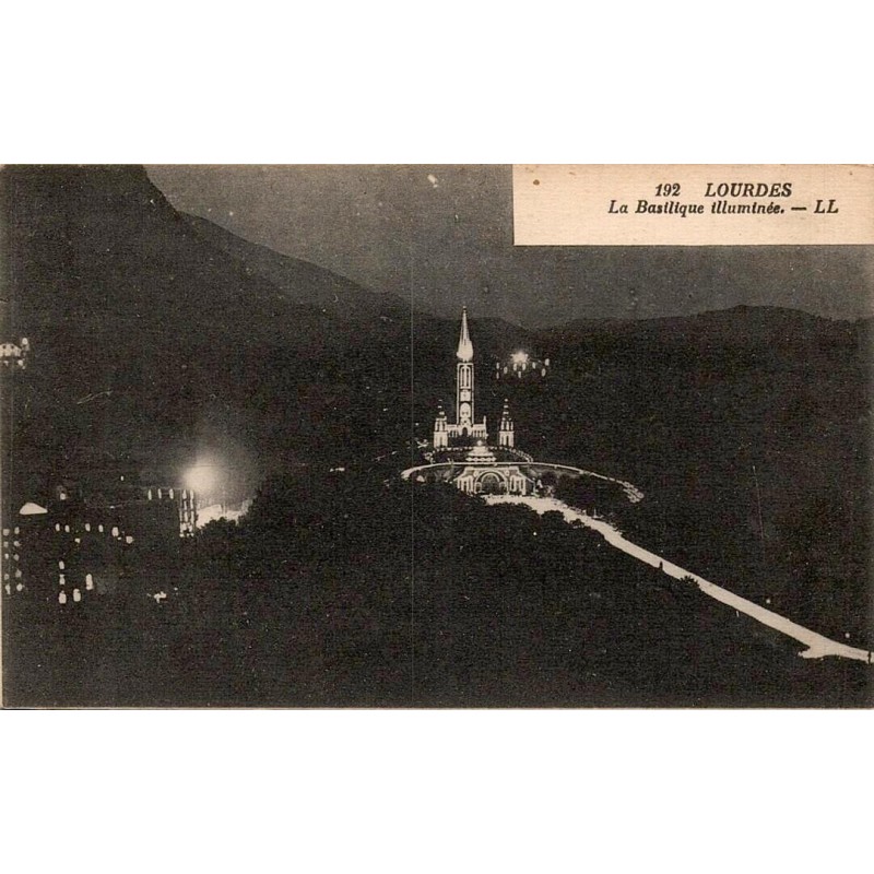 Carte postale ancienne de Lourdes montrant la basilique illuminée de nuit au sanctuaire