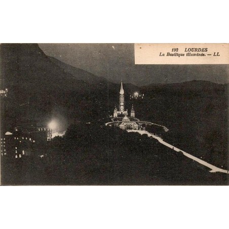 Carte postale ancienne de Lourdes montrant la basilique illuminée de nuit au sanctuaire