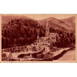 Carte postale ancienne de Lourdes montrant la vue d'ensemble de la basilique et du sanctuaire
