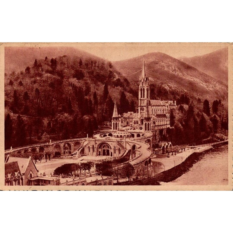 Carte postale ancienne de Lourdes montrant la vue d'ensemble de la basilique et du sanctuaire