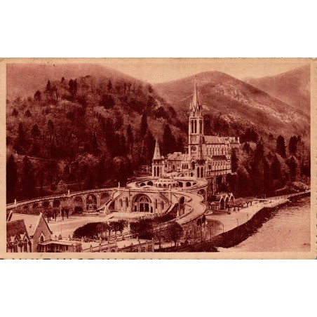 Carte postale ancienne de Lourdes montrant la vue d'ensemble de la basilique et du sanctuaire