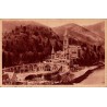 Carte postale ancienne de Lourdes montrant la vue d'ensemble de la basilique et du sanctuaire