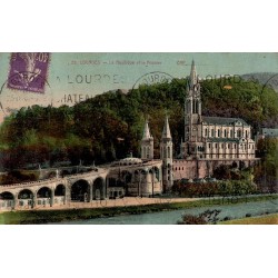 Carte postale ancienne de Lourdes en couleurs montrant la Basilique et le Rosaire, oblitérée en 1928.
