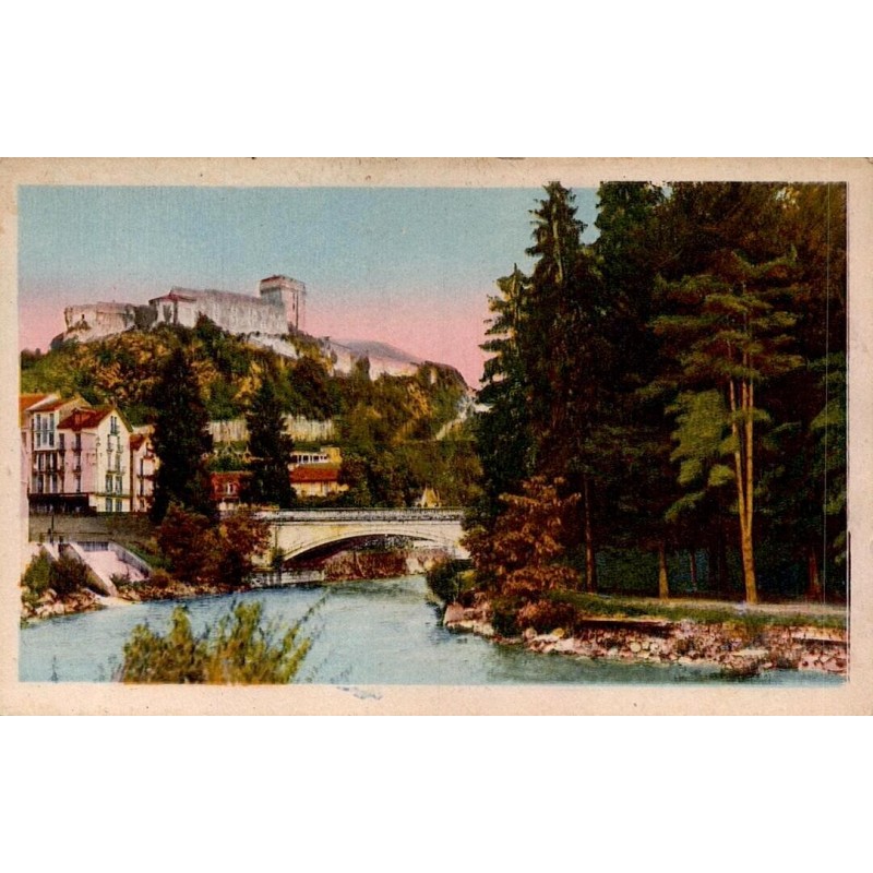 Carte postale ancienne colorisée de Lourdes montrant le Gave de Pau et le Château-Fort.