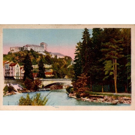Carte postale ancienne colorisée de Lourdes montrant le Gave de Pau et le Château-Fort.