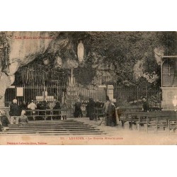 Carte postale ancienne de Lourdes montrant la Grotte Miraculeuse avec les pèlerins en 1913.