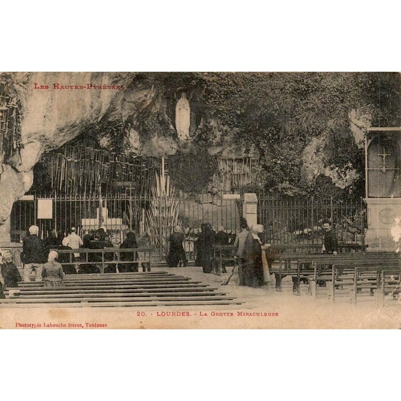 Carte postale ancienne de Lourdes montrant la Grotte Miraculeuse avec les pèlerins en 1913.