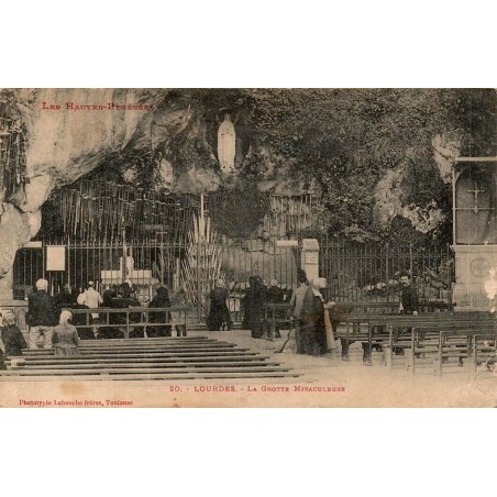 Carte postale ancienne de Lourdes montrant la Grotte Miraculeuse avec les pèlerins en 1913.