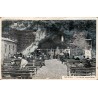 Carte postale ancienne de Lourdes montrant la Grotte miraculeuse animée par les pèlerins.