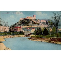 Carte postale ancienne colorisée de Lourdes représentant le Château-Fort et le Gave de Pau.