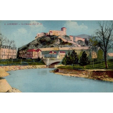 Carte postale ancienne colorisée de Lourdes représentant le Château-Fort et le Gave de Pau.
