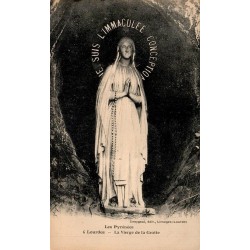 Carte postale ancienne de Lourdes représentant la Vierge de la Grotte de Massabielle.