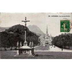 Carte postale ancienne de Lourdes représentant le Calvaire Breton avec la basilique en arrière-plan.