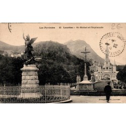 Carte postale ancienne de Lourdes montrant Saint Michel, l'esplanade et la basilique en 1925.