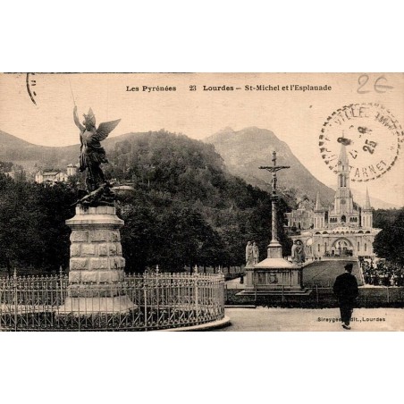 Carte postale ancienne de Lourdes montrant Saint Michel, l'esplanade et la basilique en 1925.