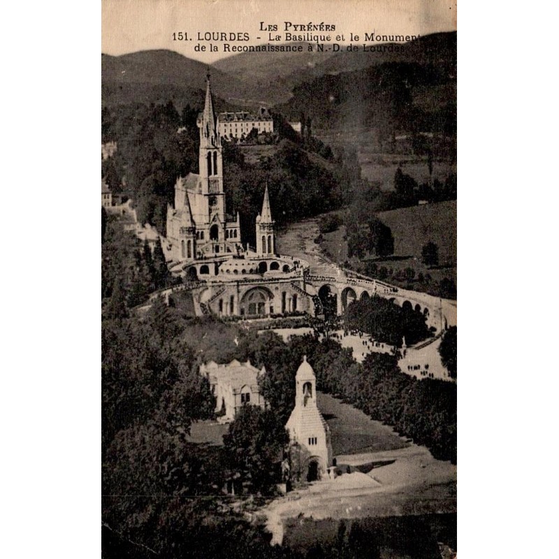 Carte postale ancienne de Lourdes montrant la basilique et le Monument de la Reconnaissance.
