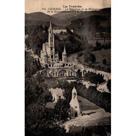 Carte postale ancienne de Lourdes montrant la basilique et le Monument de la Reconnaissance.