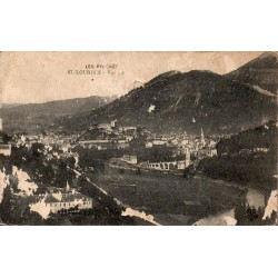 Carte postale ancienne de Lourdes montrant une vue générale de la ville, du sanctuaire et du Château-Fort.