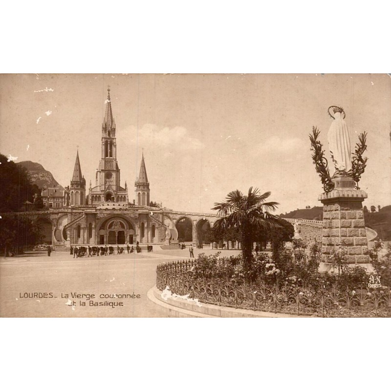 Carte postale ancienne de Lourdes montrant la Vierge couronnée devant la basilique du sanctuaire.