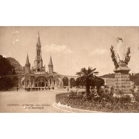 Carte postale ancienne de Lourdes montrant la Vierge couronnée devant la basilique du sanctuaire.