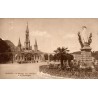 Carte postale ancienne de Lourdes montrant la Vierge couronnée devant la basilique du sanctuaire.